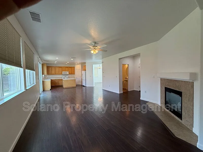 3 bed, 2.5 bath, 2242 sqft, $3,000 — Photo 3