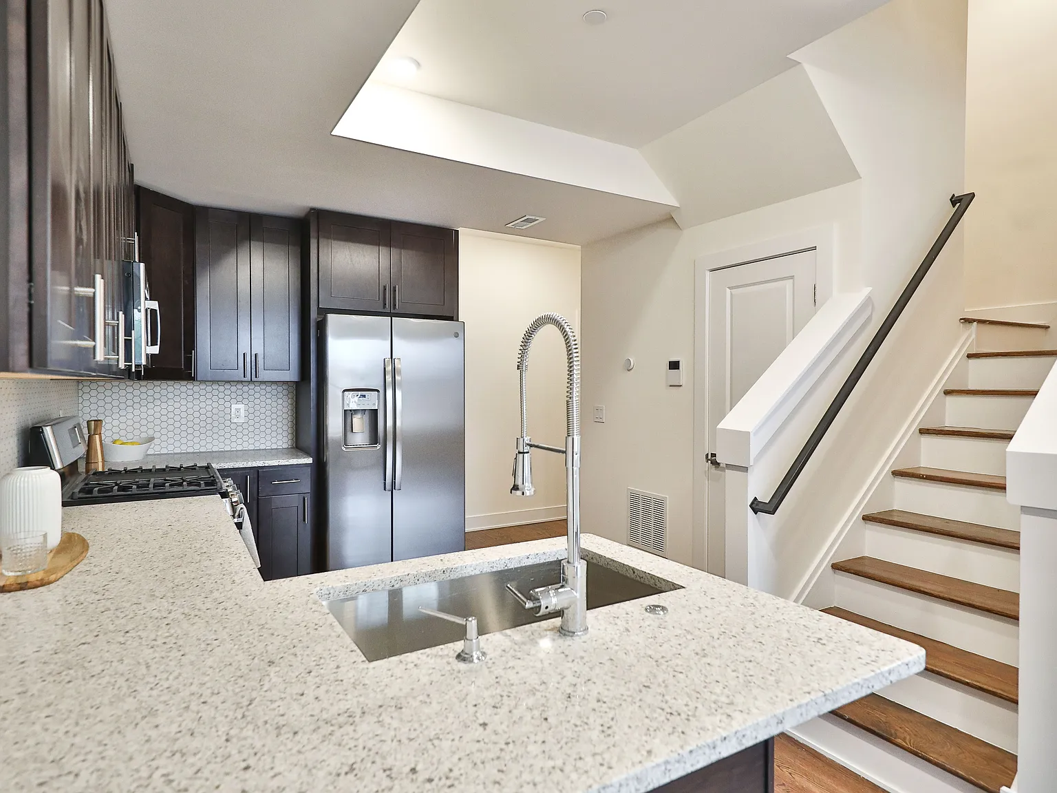 2 bed, 1090 sqft, $2,500 — Photo 3