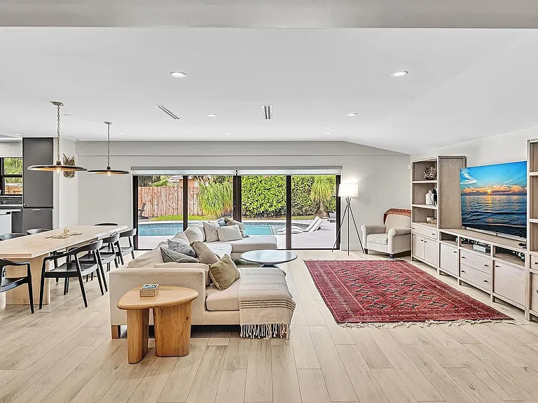 1740 Poinsettia Dr — Photo 3