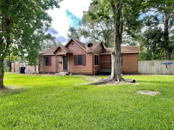 718 E Wilkins St, Angleton, TX 77515