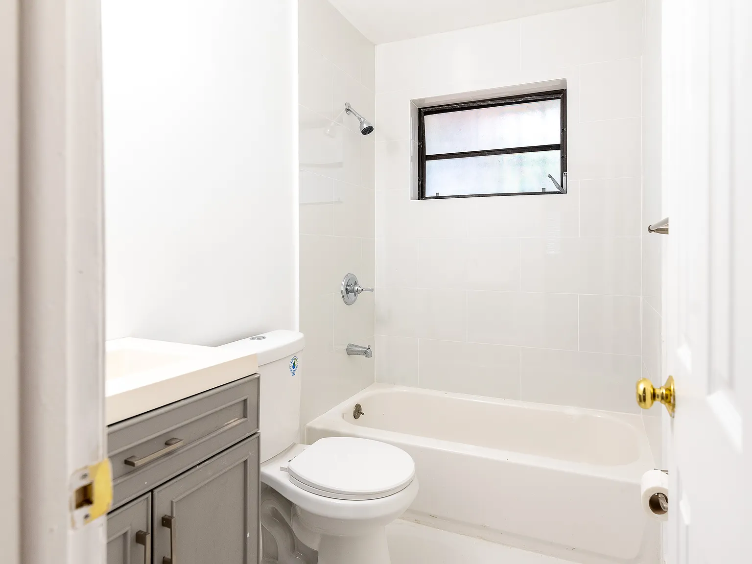 3 bed, 1057 sqft, $3,200 — Photo 2