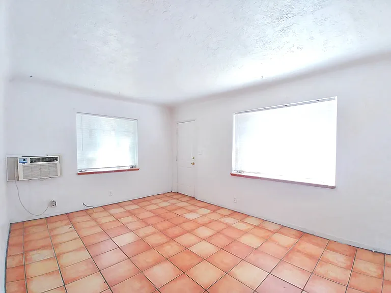 Super Cool Mid-Century Modern East Nob Hill Penthouse Suite with Views — Photo 57