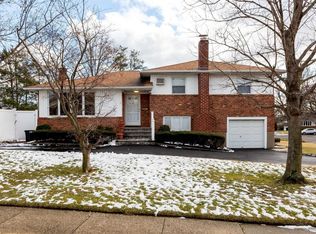 3 Locust Ln, New Hyde Park, NY 11040