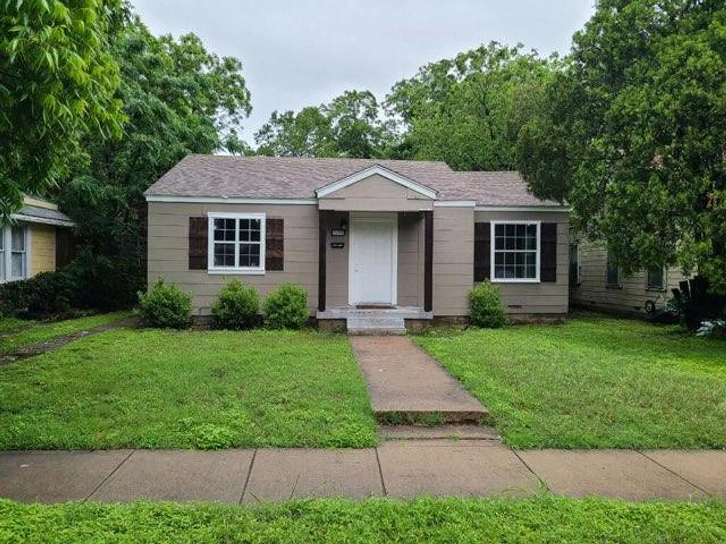 2 bedroom 1 bathroom house in Arlington Heights close to I-30 and Montgomery St. — Photo 1