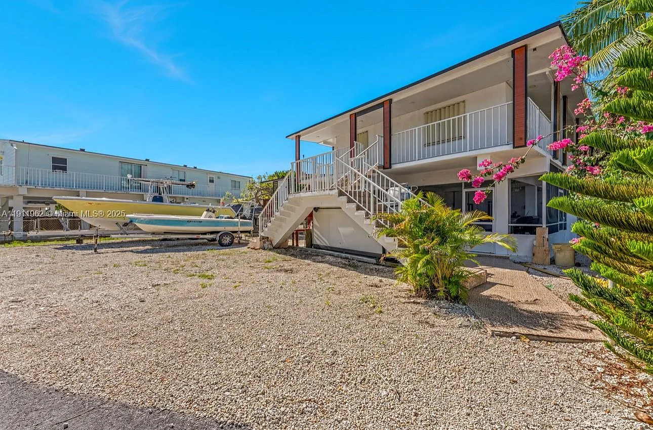 4 bed, 2.0 bath, $3,995 — Photo 2