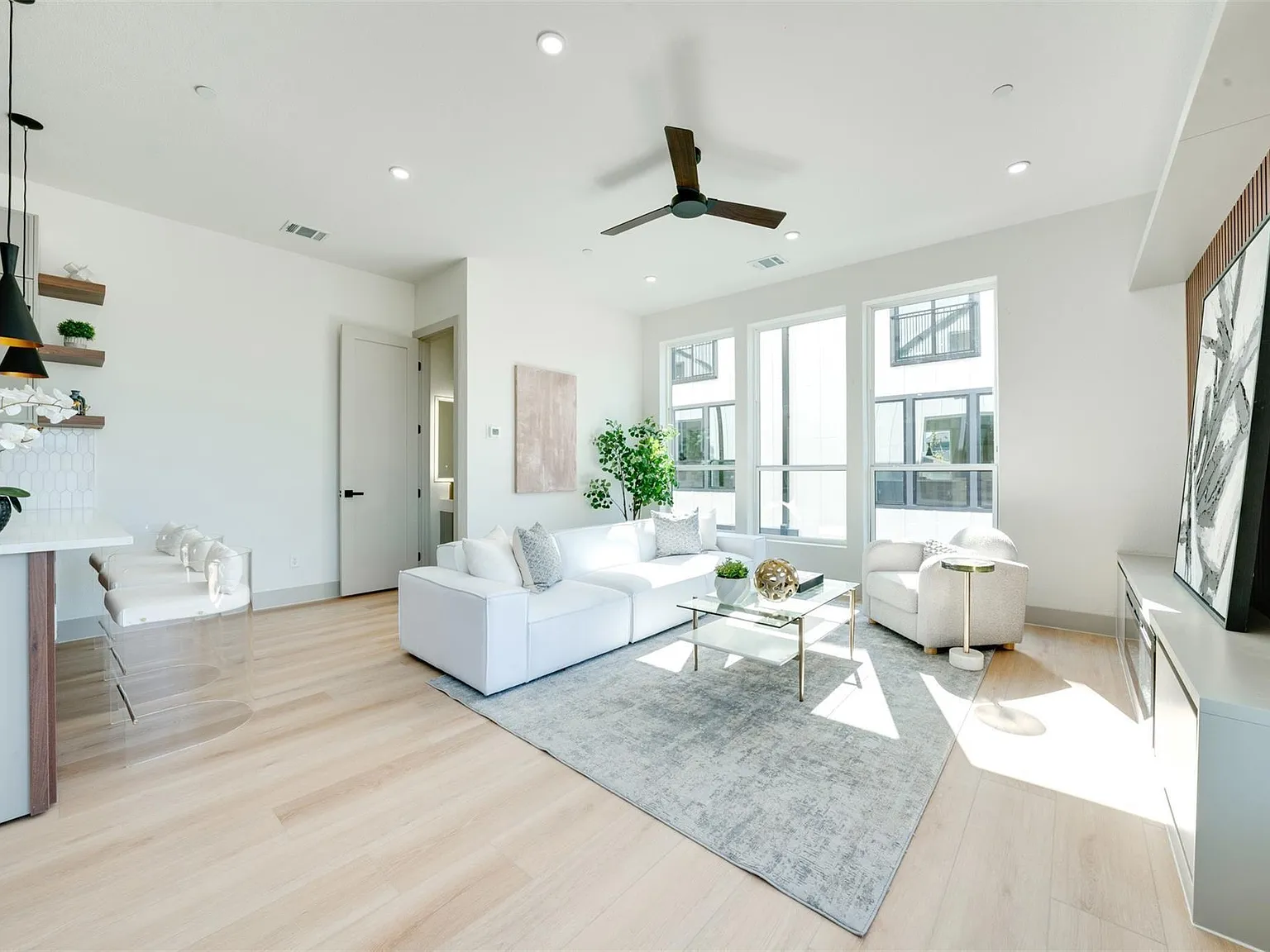 3 bed, 1980 sqft, $3,150 — Photo 3