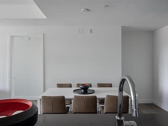 3rd image of 717 W 17th Ave #301
