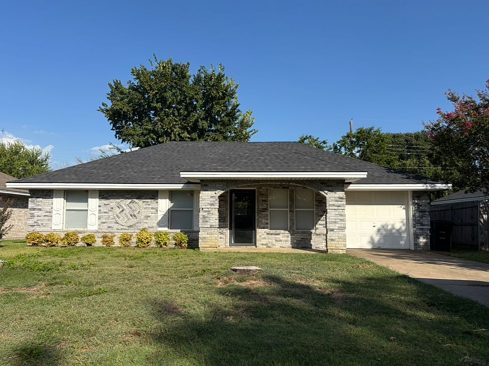 1st image of 216 Briar Creek Dr