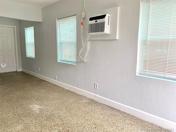 4th image of 2315 Adams St #27