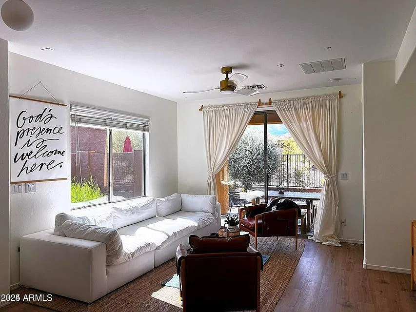 3 bed, 2.0 bath, 1264 sqft, $2,200 — Photo 4