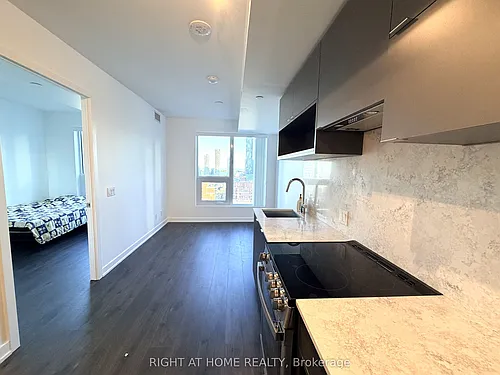 100 Queen St E Photo 1