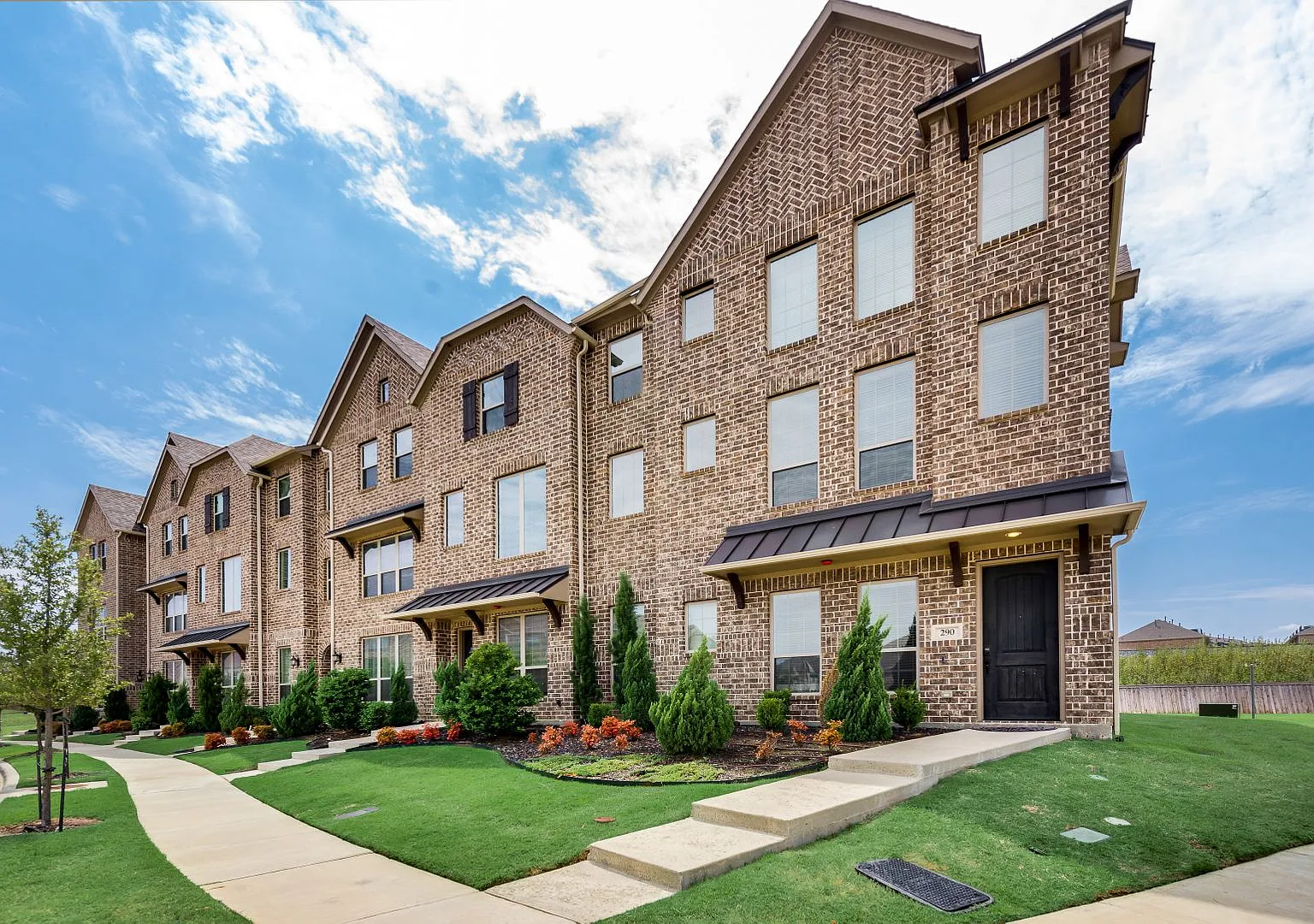 Beautiful 2080+ sqft townhouse 3 Bed 3.5 Bath - Ready to move in — Photo 1