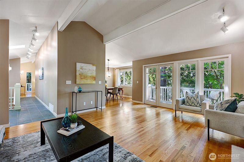 4th image of 6720 W Mercer Way