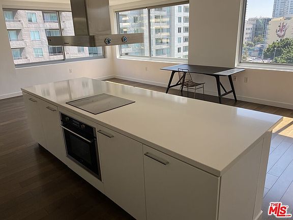 4th image of 901 S Flower St Unit 612
