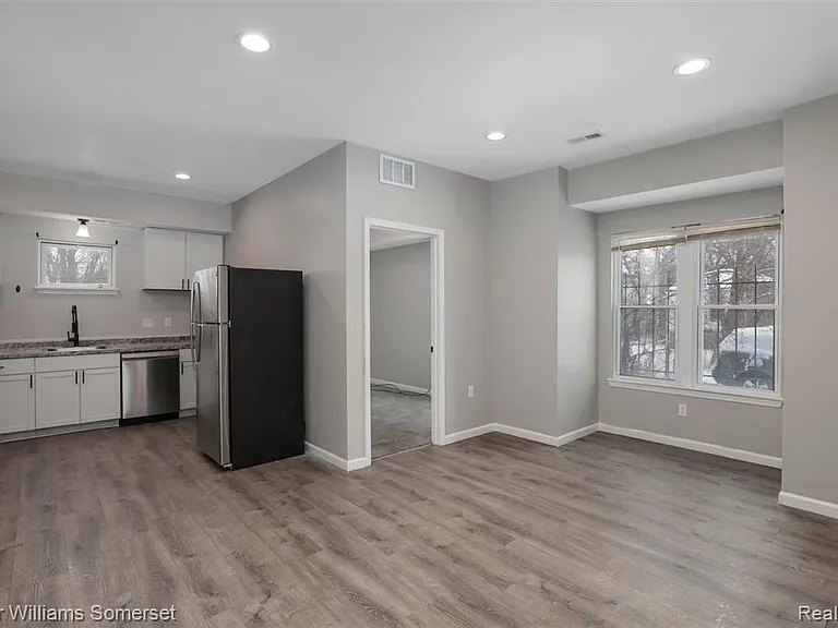1119 Custer St — Photo 4