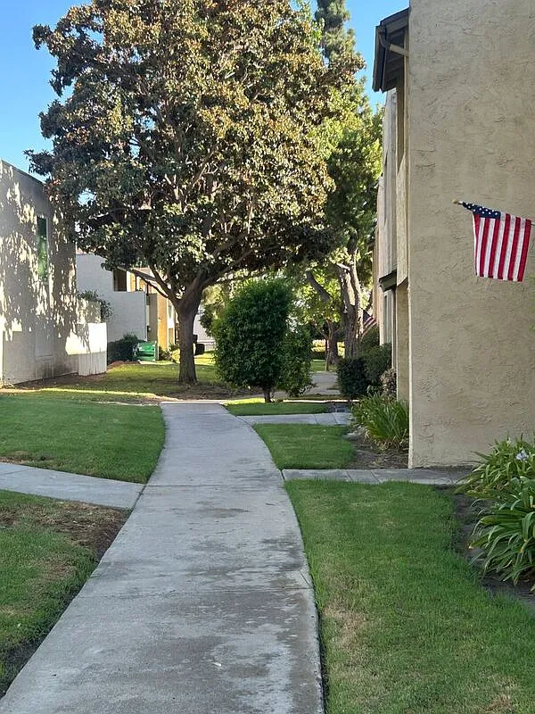 3 bed, 1.5 bath, 1323 sqft, $3,300 — Photo 2