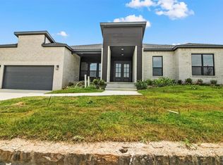 1000 Oak Creek Dr, Hutchins, TX 75141