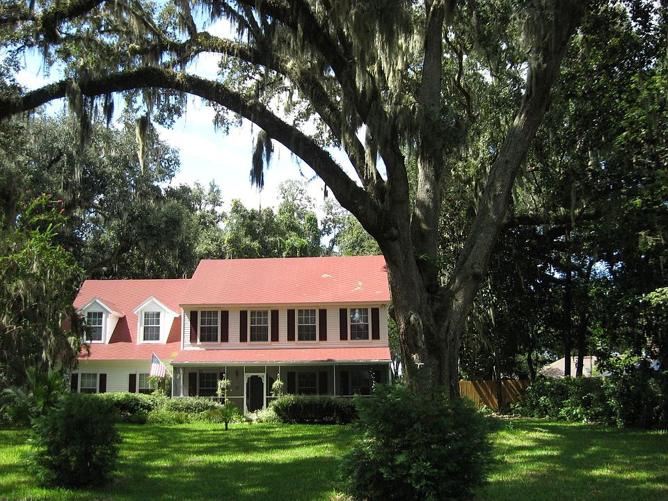Country Home with Oak Trees!