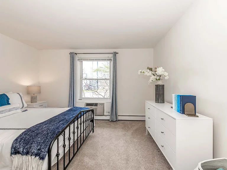 Barrington Lakes Apartments — Photo 15