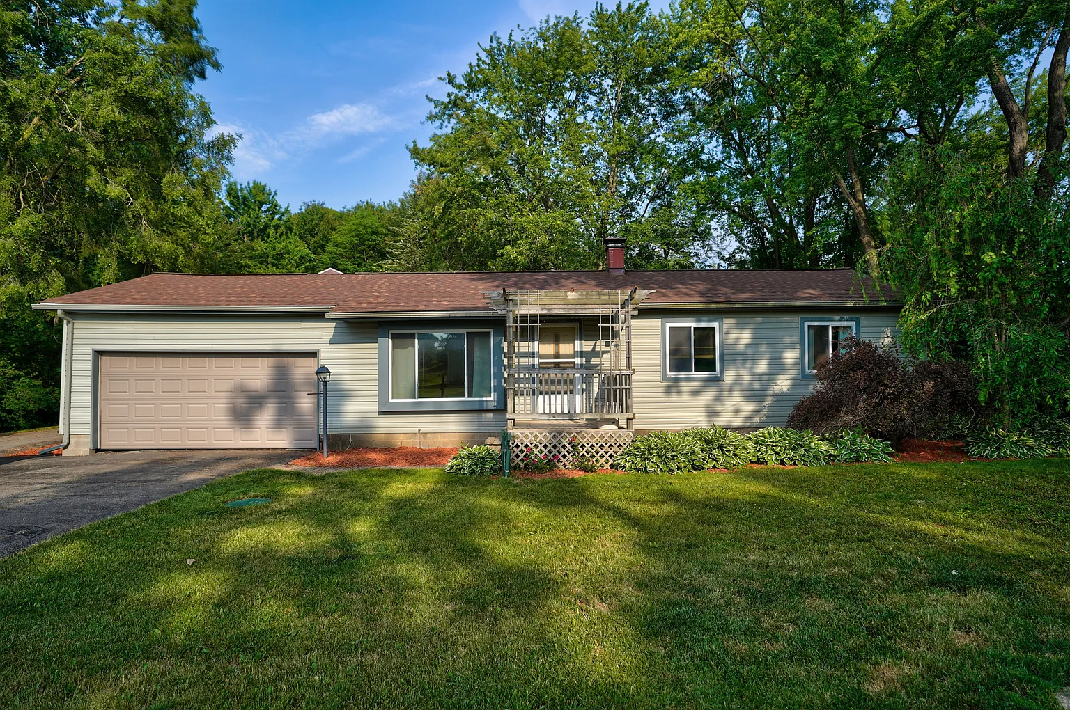 340 E Peterson Dr photo 1