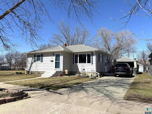 219 E 2nd St, Miller, SD 57362