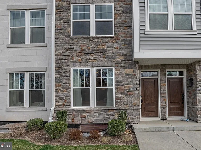 220 Charles Ellis Dr — Photo 2