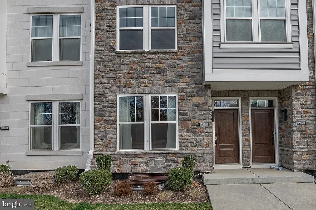 Building Photo - 220 Charles Ellis Dr