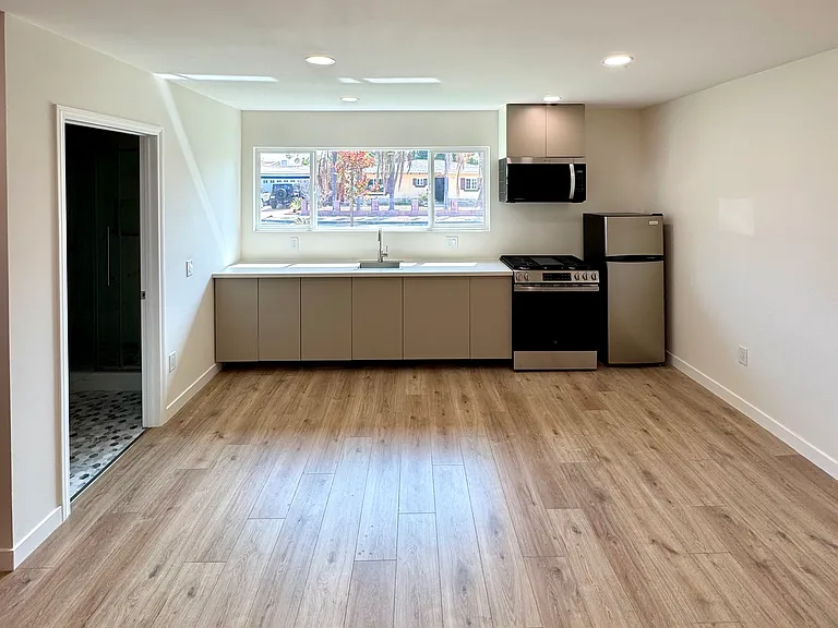 731 N Rose St #B — Photo 3