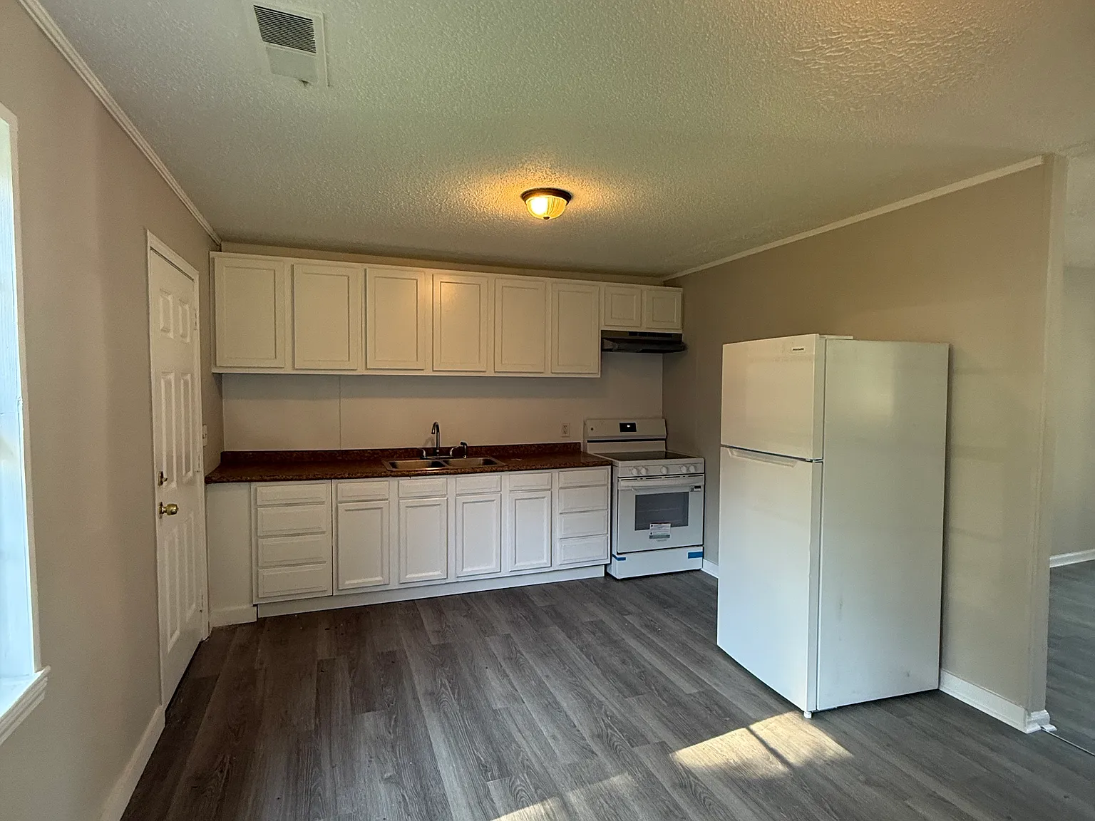 3 bed, 1044 sqft, $1,200 — Photo 3