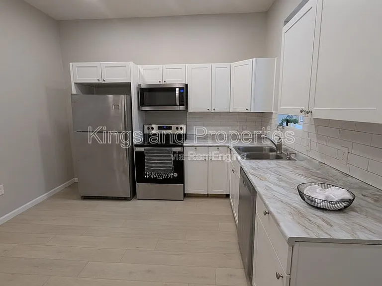 3242 Michigan Ave — Photo 2