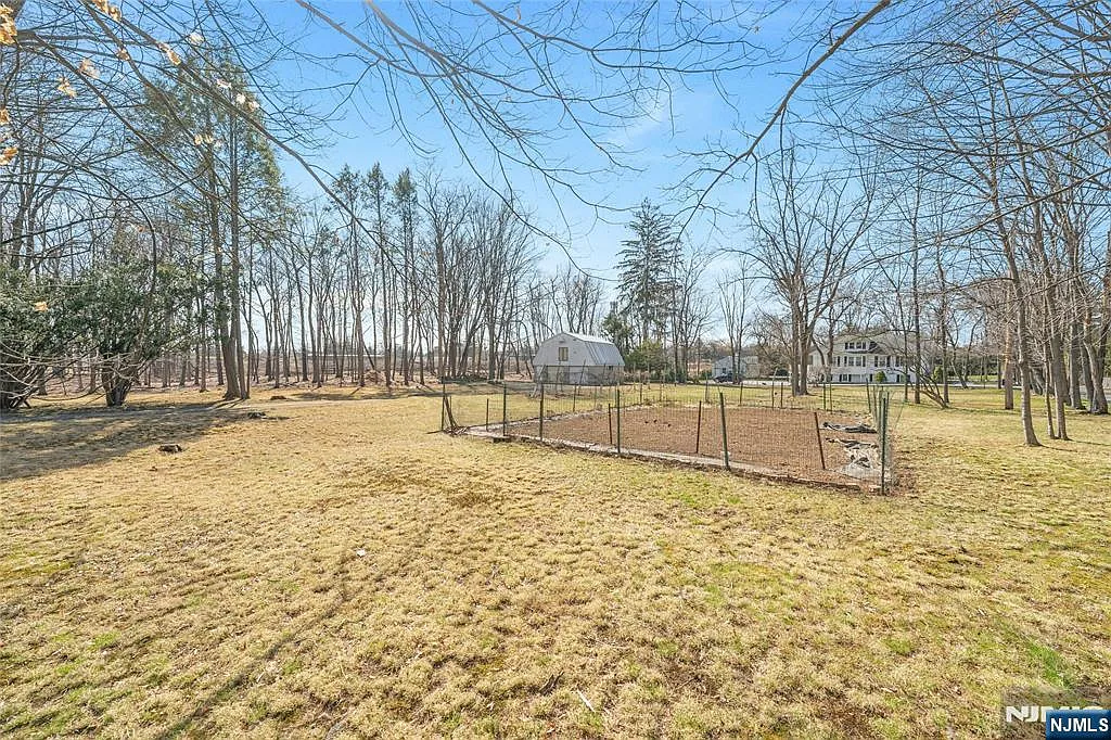 510 W Saddle River Rd photo 1