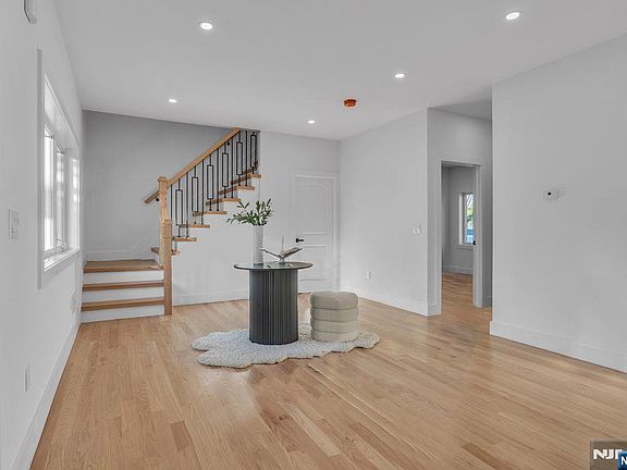 4th image of 206 Columbia Street