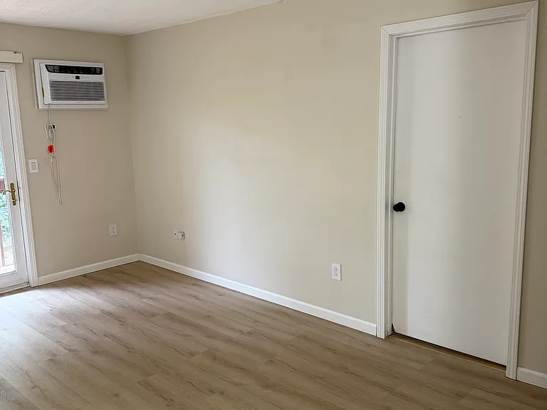 482 East St — Photo 2
