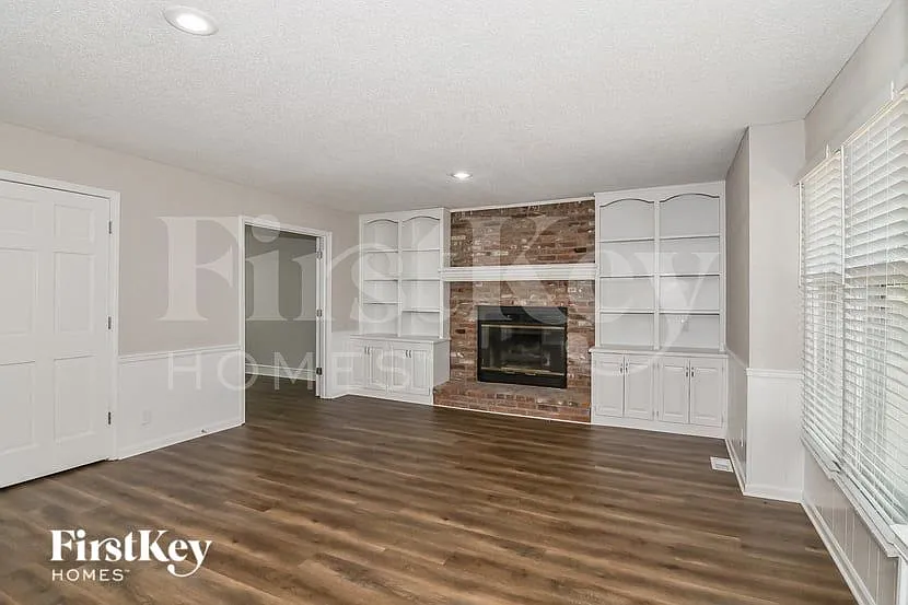 4 bed, 2.5 bath, 2372 sqft, $3,065 — Photo 3