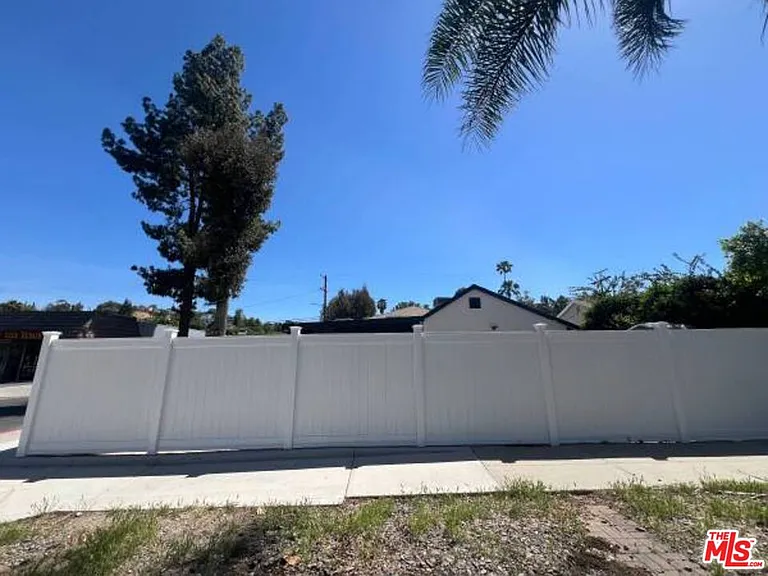 4852 Topanga Canyon Blvd — Photo 20
