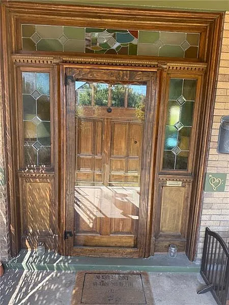 Front main door to building. - 508 S Lang Ave