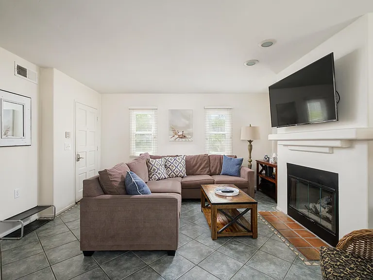 734 Jersey Ct — Photo 2