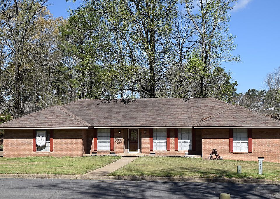 1st image of 2704 Lynwood Dr