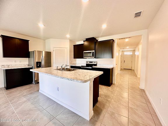 4th image of 919 Trinity St