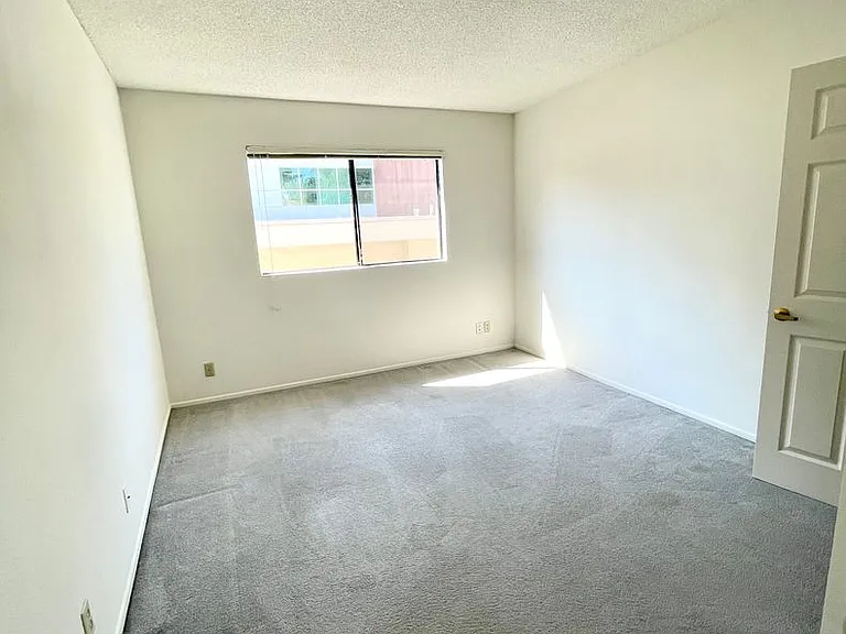 10737 La Grange Ave — Photo 7