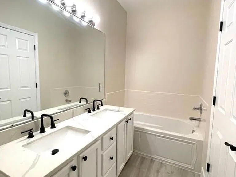 3047 Camden Dr — Photo 4