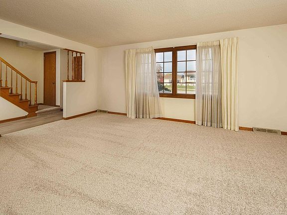 4th image of 1747 Spruce Hills Dr