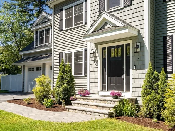 7 Perham St, Bedford, MA 01730