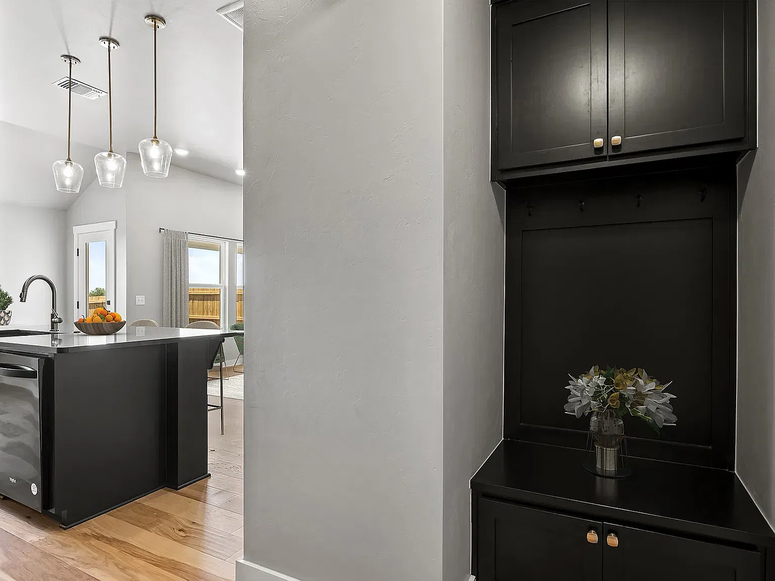 3 bed, 1295 sqft, $1,995 — Photo 4