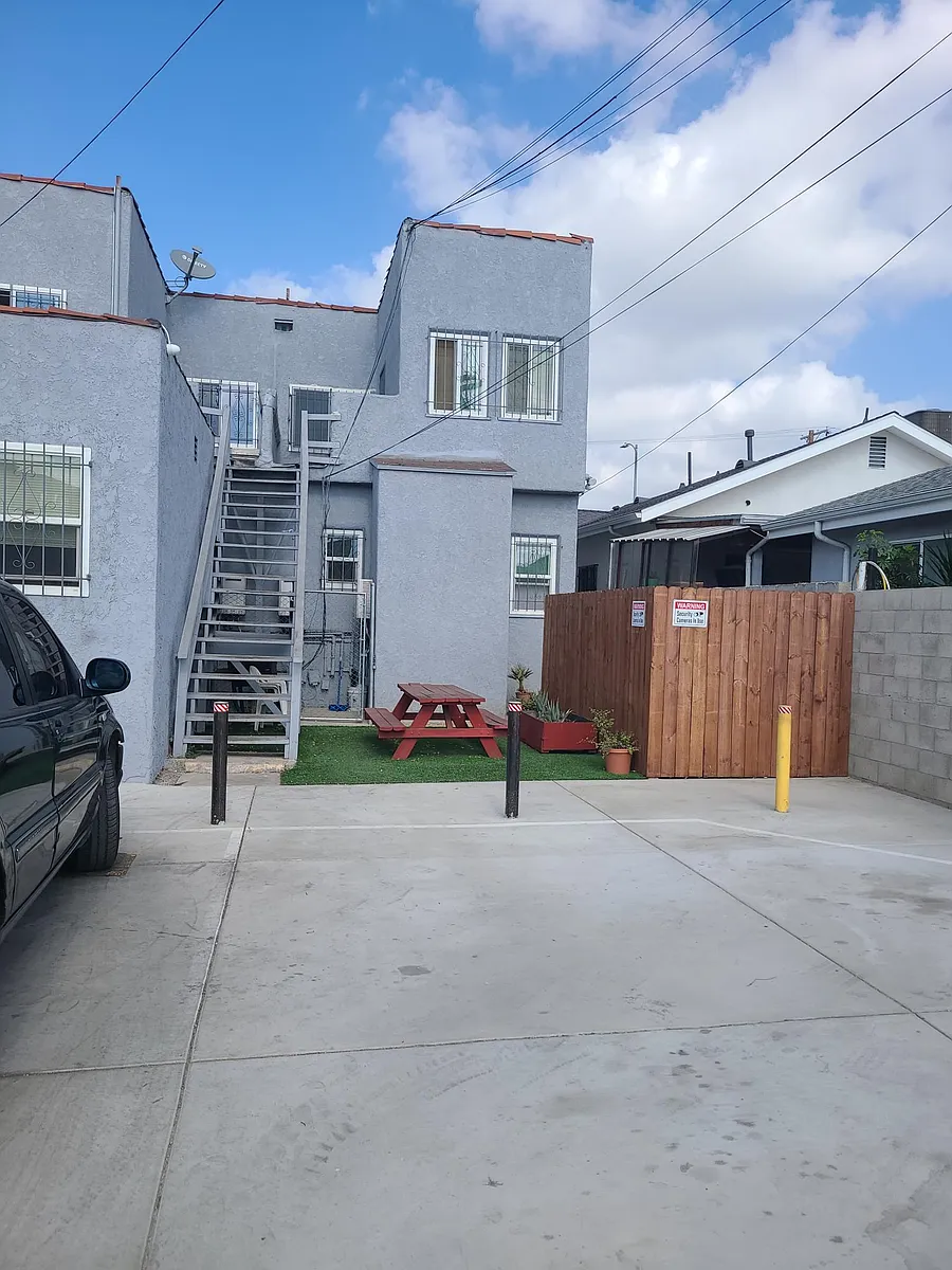 Building Photo - 842 1/2 W 54th St