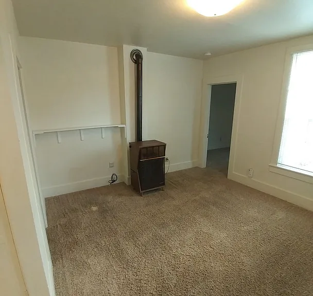 413 NW C St — Photo 3