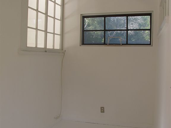 3rd image of 1541 N Beverly Glen Blvd
