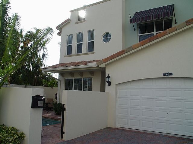 2nd image of 841 NE 18th Ave
