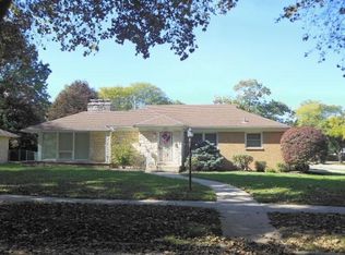 628 N Oak Knolls Ave, Rockford, IL 61107