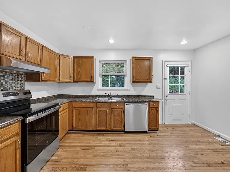 322 Howard Ave — Photo 25